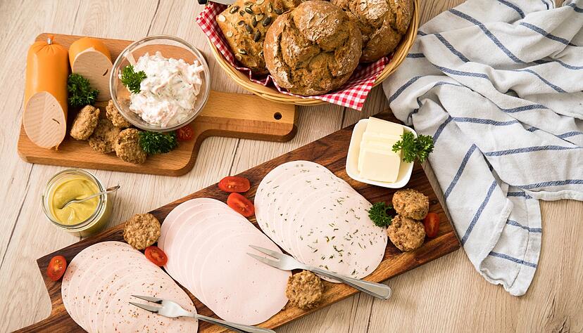 Eine vegetarische Brotzeit kann auch mit vegetarischem Wurstsalat, vegetarischem Wurst-Aufschnitt, veganen Frikadellen und frischen Brötchen schmecken. Das heißt aber nicht, dass diese Produkte gesünder sind als die Fleisch-Originale. Eine vegetarische Brotzeit kann auch mit vegetarischem Wurstsalat, vegetarischem Wurst-Aufschnitt, veganen Frikadellen und frischen Brötchen schmecken. Das heißt aber nicht, dass diese Produkte gesünder sind als die Fleisch-Originale.