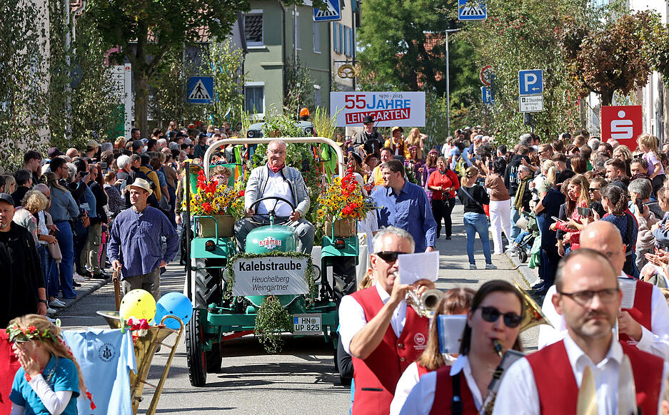 17 Festwagen waren unter den 37 Gruppen, die am Festzug unter dem Motto „55 Jahre Leingarten“ beim Käsritt teilnahmen.