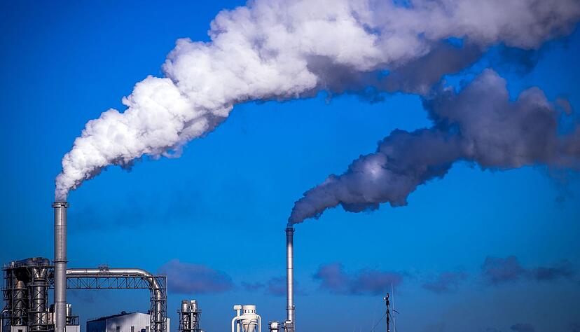 Rauch steigt aus Schornsteinen von holzverarbeitenden Industriebetrieben auf. In Deutschland gehen die CO2-Emissionen laut einer Studie kaum zurück. Rauch steigt aus Schornsteinen von holzverarbeitenden Industriebetrieben auf. In Deutschland gehen die CO2-Emissionen laut einer Studie kaum zurück.