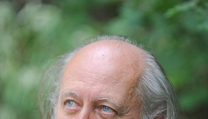 Der ungarische Literaturnobelpreisträger László Krasznahorkai spricht bei der Eröffnungskonferenz (Archivbild).