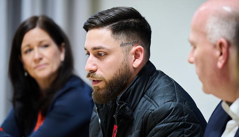 Can S&uuml;r&uuml;c&uuml; (M), will an seine am 7. Februar 2005 ermordete Mutter Hatun S&uuml;r&uuml;c&uuml; erinnern.