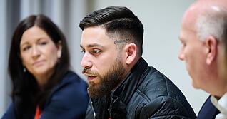 Can S&uuml;r&uuml;c&uuml; (M), will an seine am 7. Februar 2005 ermordete Mutter Hatun S&uuml;r&uuml;c&uuml; erinnern.