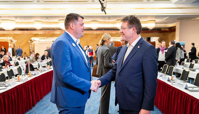 In der ersten Runde im Februar in Hannover begr&uuml;&szlig;ten sich die Verhandlungsf&uuml;hrer Oliver Heinrich (IG BCE, links) und Matthias B&uuml;rk (BAVC).