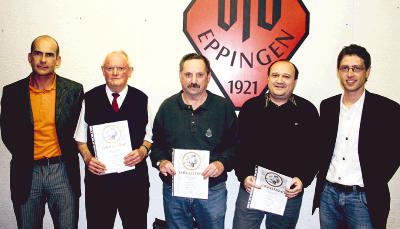 Axel Muth (links) und Steffen H&auml;ffner (rechts) vom Vorstand ehrten Mitglieder, die seit vielen Jahren dem VfB die Treue halten: Gerhard Zimmermann ist seit 50 Jahren dabei, Wolfgang Zimmermann und Bernd Rothmeier seit 30 Jahren.
          Foto: Nicole Theuer