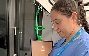 Hülya Haziri bereitet die Infusionen für den neuen Tag vor. Hülya Haziri bereitet die Infusionen für den neuen Tag vor.