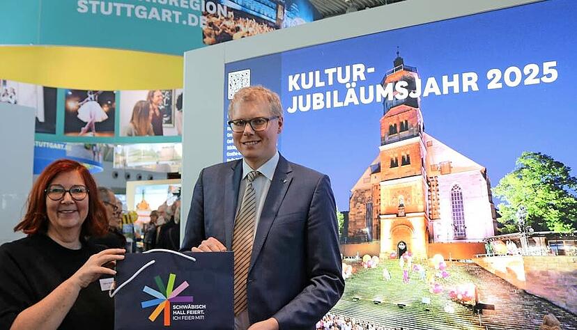 Am Stand der Stadt Schw&auml;bisch Hall: Touristik-Chefin Sabine Nestler und Oberb&uuml;rgermeister Daniel Bullinger.