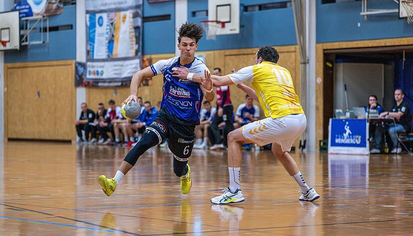 Weinsbergs Wirbelwind Jan Pröllochs (links, im Duell mit Christian Waibel) war nicht zu stoppen. Der 17-Jährige suchte unermüdlich die direkten Duelle und erzielte sieben Treffer. Weinsbergs Wirbelwind Jan Pröllochs (links, im Duell mit Christian Waibel) war nicht zu stoppen. Der 17-Jährige suchte unermüdlich die direkten Duelle und erzielte sieben Treffer.