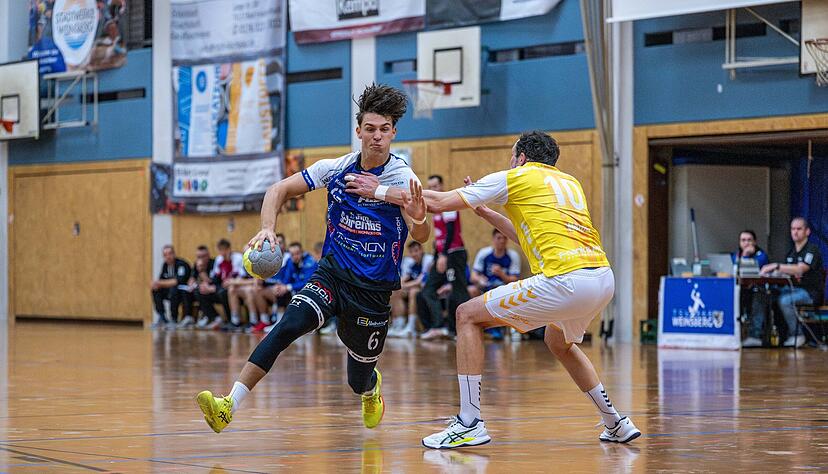 Jan Pr&ouml;llochs (li.) hat sechs Tore zum souver&auml;nen Weinsberger Sieg beigesteuert.