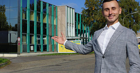 In diesem glasverkleideten Gebäude in Heilbronn ist jetzt der Baustoffhändler Kemmler eingezogen.