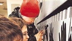 Hände begegnen sich wie im Schattenspiel. Die Grundschule Horkheim hat eine ganze Wand gestaltet.Fotos.: Guido Sawatzki Hände begegnen sich wie im Schattenspiel. Die Grundschule Horkheim hat eine ganze Wand gestaltet.Fotos.: Guido Sawatzki