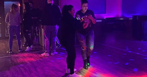 Um 1 Uhr ist noch Platz auf der Tanzfläche vor DJ Dada im Gentele.