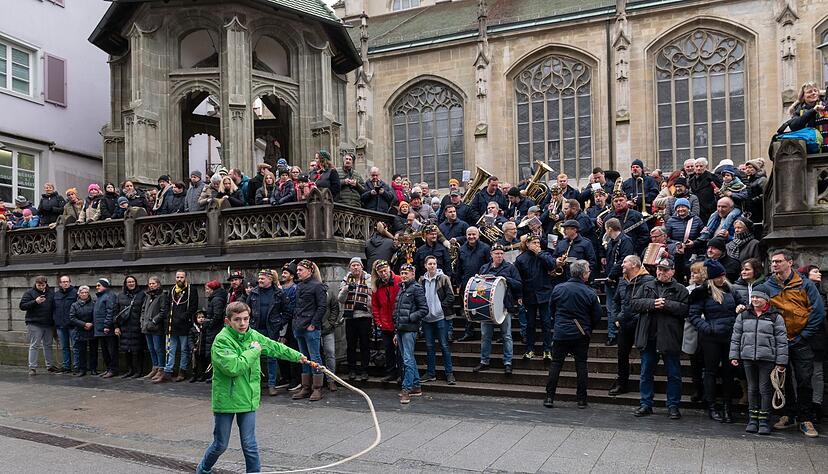 Zahlreiche Menschen schnellen in der Innenstadt von Überlingen mit anderen Narren die schwäbisch alemannische Fasnacht ein. Zahlreiche Menschen schnellen in der Innenstadt von Überlingen mit anderen Narren die schwäbisch alemannische Fasnacht ein.