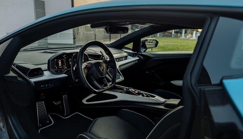 Blick ins Cockpit: Nein, ein Schleudersitz fehlt - wirklich! Aber sonst kann man sich im Revuelto schon an einen Kampfjet erinnert fühlen. Blick ins Cockpit: Nein, ein Schleudersitz fehlt - wirklich! Aber sonst kann man sich im Revuelto schon an einen Kampfjet erinnert fühlen.