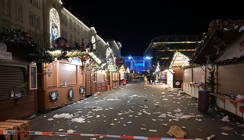 Ein Blick auf den abgesperrten Weihnachtsmarkt in Magdeburg nach der Todesfahrt. (Archivbild)