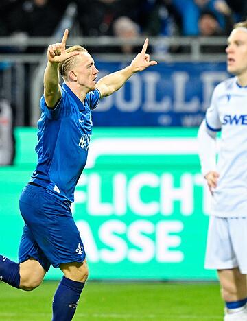 Darmstadts Isac Lidberg jubelt über sein Tor zum zwischenzeitlichen 2:1 gegen Karlsruhe.