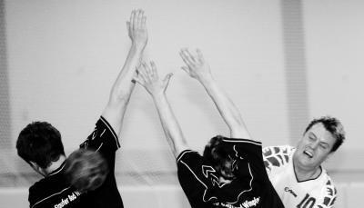 Michael Lehmann in Aktion: Die Nummer zehn in Reihen des TV Bad Rappenau (rechts) erzielt im Derby in Bad Wimpfen sieben Tore. Am Ende hat der Tabellenf&uuml;hrer der Kreisliga 2 mit 28:22 die Nase vorn. (Foto: Marc Schmerbeck)