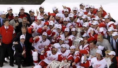 Die Detroit Red Wings beim Foto-Shooting mit Pokal.