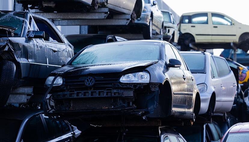 Jedes Jahr werden tausende Fahrzeuge unerlaubt abgestellt - und es werden immer mehr. (Archivbild)