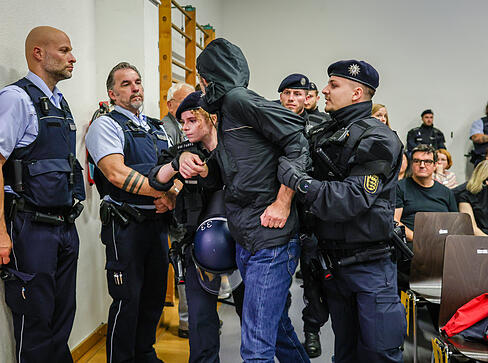 Polizeibeamte führen einen Störer aus der Halle, der die Diskussionsrunde mit Tübingens Oberbürgermeister Palmer (parteilos) und dem AfD-Landesvorsitzenden Frohnmaier in der Hermann-Hepper-Halle gemeinsam mit anderen Demonstranten gestört hatte. Polizeibeamte führen einen Störer aus der Halle, der die Diskussionsrunde mit Tübingens Oberbürgermeister Palmer (parteilos) und dem AfD-Landesvorsitzenden Frohnmaier in der Hermann-Hepper-Halle gemeinsam mit anderen Demonstranten gestört hatte.