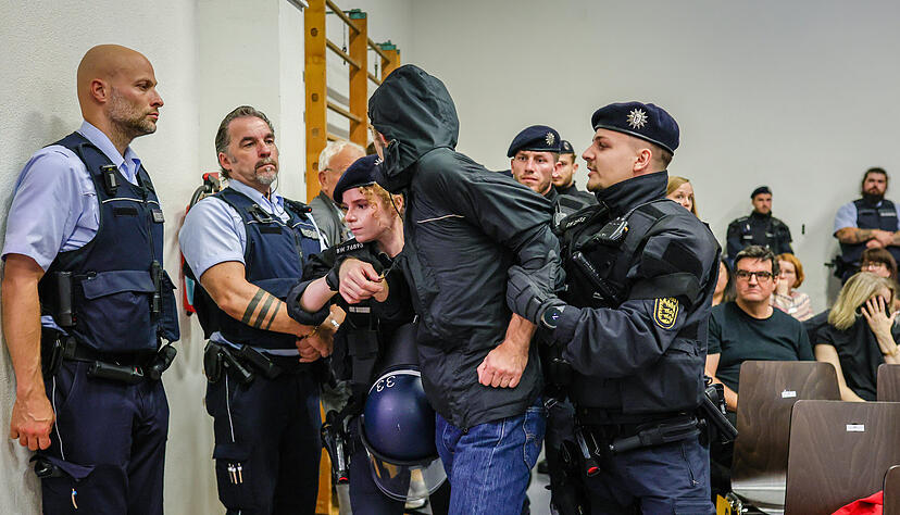 Polizeibeamte führen einen Störer aus der Halle, der die Diskussionsrunde mit Tübingens Oberbürgermeister Palmer (parteilos) und dem AfD-Landesvorsitzenden Frohnmaier in der Hermann-Hepper-Halle gemeinsam mit anderen Demonstranten gestört hatte.