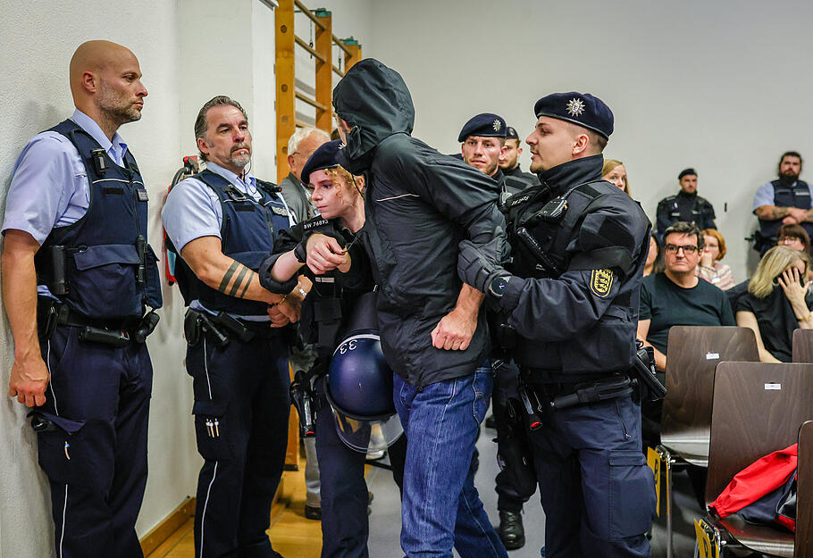 Polizeibeamte führen einen Störer aus der Halle, der die Diskussionsrunde mit Tübingens Oberbürgermeister Palmer (parteilos) und dem AfD-Landesvorsitzenden Frohnmaier in der Hermann-Hepper-Halle gemeinsam mit anderen Demonstranten gestört hatte.