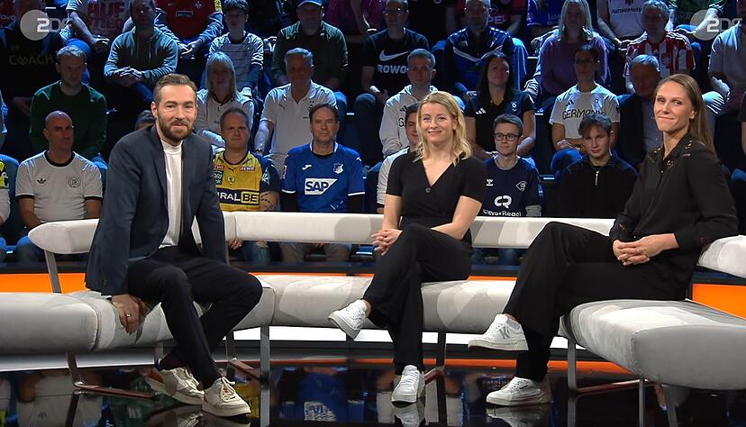 Antje Döll (Mitte) und Xenia Smits (rechts) standen ZDF-Moderator Sven Voss am Samstagabend im „Sportstudio“ Rede und Antwort.