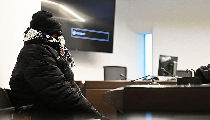 Der angeklagte Polizist will sich später zu den Vorwürfen äußern. Der angeklagte Polizist will sich später zu den Vorwürfen äußern.