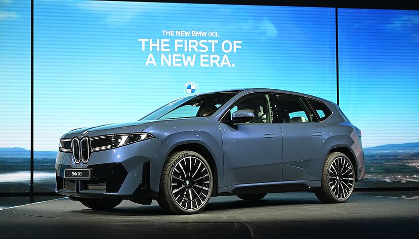 Der iX3 von BMW zählt zur Neuen Klasse und startet im Frühjahr zu Preisen ab 68.700 Euro. Der iX3 von BMW zählt zur Neuen Klasse und startet im Frühjahr zu Preisen ab 68.700 Euro.