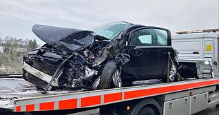 Ein Auto ist zwischen Neckarsulm und Neuenstadt mit einem Lastwagen kollidiert. Es kam zu einer Vollsperrung.