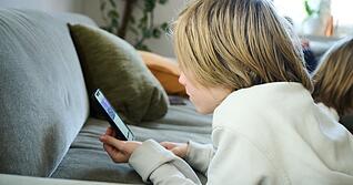 Zocken ohne Limit: Jugendliche verbringen viele Stunden an Computern, Konsolen oder an Handys.