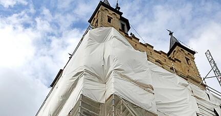 Das Ger&uuml;st wird noch bis ins Fr&uuml;hjahr 2022 bis in eine H&ouml;he von 16 Metern stehen bleiben. Im Innern k&ouml;nnen jedoch schon zur Weihnachtszeit Interessierte die wieder eingebaute, historische Treppe und das Mauerwerk bestaunen.
Fotos: Ralf Seidel