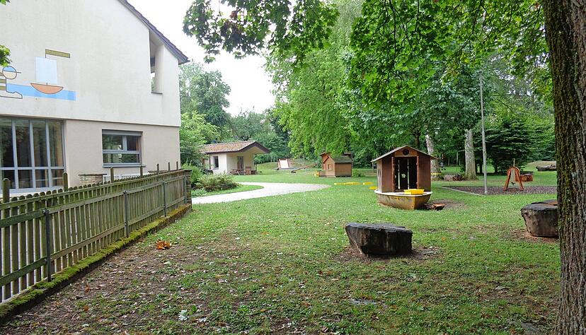 An das Bestandsgebäude (links am Rand) soll in den Garten hinein ein Anbau in Modulbauweise erfolgen.   
Foto: Karin Freudenberger