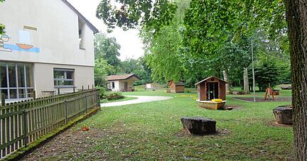 An das Bestandsgeb&auml;ude (links am Rand) soll in den Garten hinein ein Anbau in Modulbauweise erfolgen.   
Foto: Karin Freudenberger