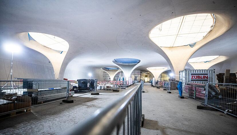 Tageslicht fällt durch die Lichtaugen des neuen Stuttgarter Hauptbahnhofs - Passagiere müssen auf diesen Anblick jedoch länger warten als gedacht. Tageslicht fällt durch die Lichtaugen des neuen Stuttgarter Hauptbahnhofs - Passagiere müssen auf diesen Anblick jedoch länger warten als gedacht.