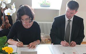 Die stellvertretende polnische Stadtpr&auml;sidentin Ewa Stawska-Bak unterzeichnete mit &Ouml;hringens OB Thilo Michler die Partnerschaftsurkunde im Hoftheater.