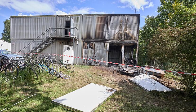 Eine Unterkunft für Flüchtlinge ist abgebrannt. Eine Unterkunft für Flüchtlinge ist abgebrannt.