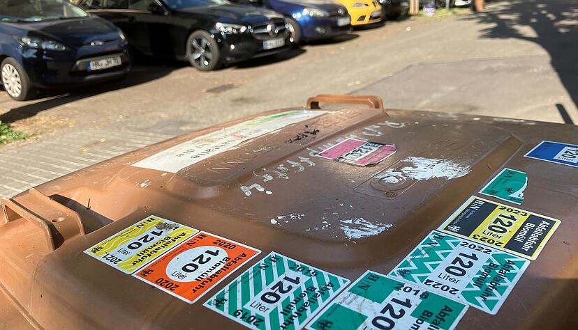 Müllmarken auf einer Abfalltonne in Heilbronn: Die Kleberei hat ein Ende, künftig haben die Tonnen einen Chip. Müllmarken auf einer Abfalltonne in Heilbronn: Die Kleberei hat ein Ende, künftig haben die Tonnen einen Chip.