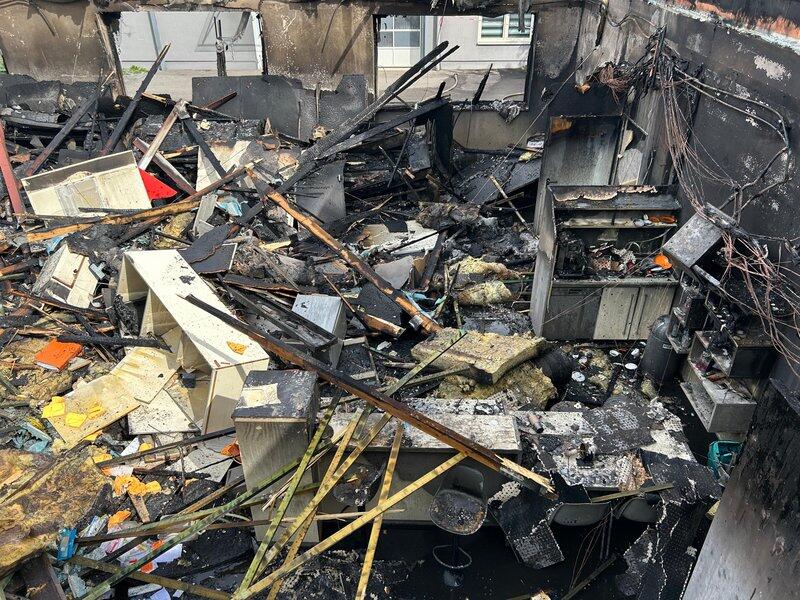 Das ausgebrannte Gebäude in Pfedelbach, in dem sich ein Sonnenstudio befindet, ist stark in Mitleidenschaft gezogen.