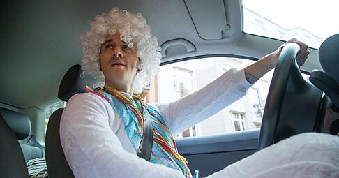 Jeck werden - aber mit Bedacht: Denn bestimmte Kost&uuml;mierungen sind tats&auml;chlich auch hinter dem Steuer erlaubt - manche jedoch nicht.