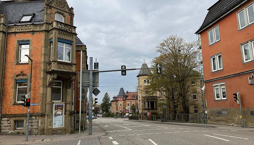 Seltenes Bild: Die Bahnhofskreuzung ohne Autos. Die Durchfahrtsstraße soll laut Lärmaktionsplan Tempo 30 werden. Der Gemeinderat lehnte ab. Oberbürgermeister Patrick Wegener musste widersprechen. Seltenes Bild: Die Bahnhofskreuzung ohne Autos. Die Durchfahrtsstraße soll laut Lärmaktionsplan Tempo 30 werden. Der Gemeinderat lehnte ab. Oberbürgermeister Patrick Wegener musste widersprechen.