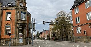Seltenes Bild: Die Bahnhofskreuzung ohne Autos. Die Durchfahrtsstra&szlig;e soll laut L&auml;rmaktionsplan Tempo 30 werden. Der Gemeinderat lehnte ab. Oberb&uuml;rgermeister Patrick Wegener musste widersprechen.