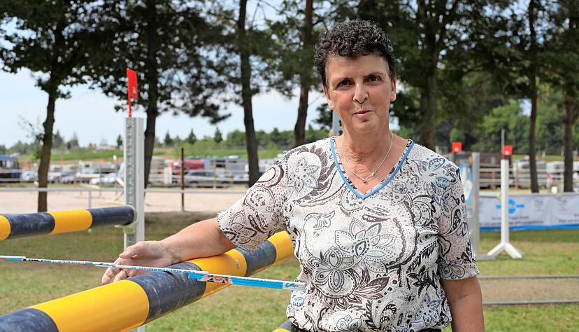 Der Zollstock als wichtiges Hilfsmittel: Christa Jung zeigt mittels der von ihr (auf-)gebauten Hindernisse Springreitern, wo"s lang geht &minus; wie hier vor vier Jahren beim Turnier in Öhringen-Cappel.
 Foto: Archiv/Janßen