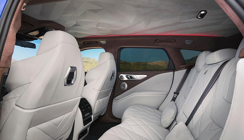Luxusambiente: Die Sitze des BMW XM sind mit weißem Leder bezogen.