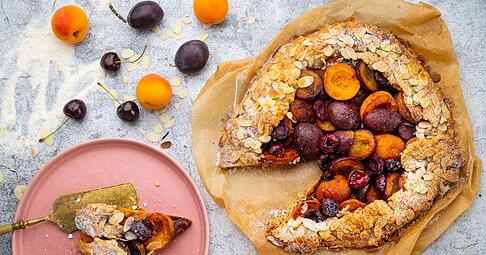 Noch nie Galette probiert? Süßes Steinobst aus Pflaumen Aprikosen und späten Kirschen bringt den Spätsommer auf den Tisch.