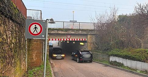 An der Bahnunterf&uuml;hrung in Lauffen soll die Tote in einen Unfall verwickelt gewesen sein.