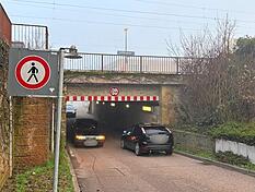 An der Bahnunterf&uuml;hrung in Lauffen soll die Tote in einen Unfall verwickelt gewesen sein.