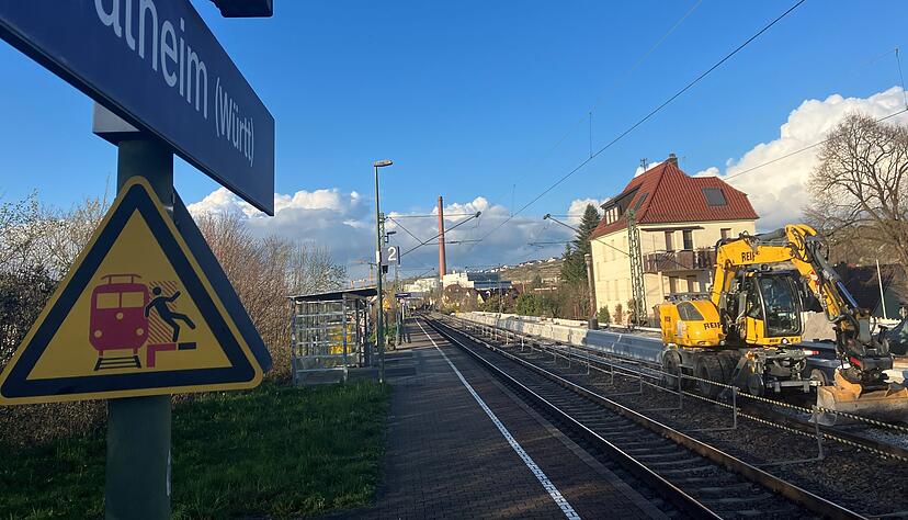 Die Baustelle am Bahnhof Walheim am Donnerstag, 26. M&auml;rz. Bis Ostern soll hier die Bahn  frei sein.