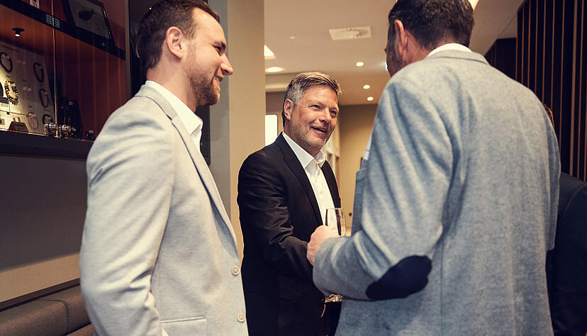 Beim Baugipfel im Panoramahotel in Waldenburg zeigte sich Robert Habeck nahbar, kam mit G&auml;sten aus Politik und Wirtschaft ins Gespr&auml;ch.