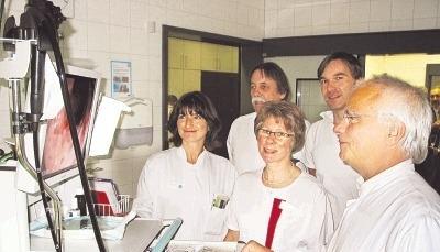Über die neue Technik freuen sich (von rechts) Chefarzt Uwe Reinhardt, Oberarzt Dr. Michael Gehlert, Schwester Brigitte Paul, Oberarzt Dr. Manfred Herrmann und Funktionsoberärztin Dr. Birgit Keck.Foto: Regina Koppenhöfer Über die neue Technik freuen sich (von rechts) Chefarzt Uwe Reinhardt, Oberarzt Dr. Michael Gehlert, Schwester Brigitte Paul, Oberarzt Dr. Manfred Herrmann und Funktionsoberärztin Dr. Birgit Keck.Foto: Regina Koppenhöfer