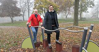 Sportgeräte für den Kiesplatz hat die Bürgerstiftung Anzetteln mit der Vorsitzenden Dagmar Zoller-Lang und Stellvertreter Michael Mühlschlegel gefördert. Rund 8000 Euro hat die Stiftung dafür gezahlt.